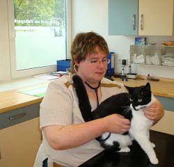 Tierärztin Sabine Krupke mit Katze im Behandlungsraum