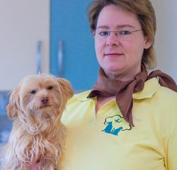 Tierärztin Sabine Krupke mit Hund